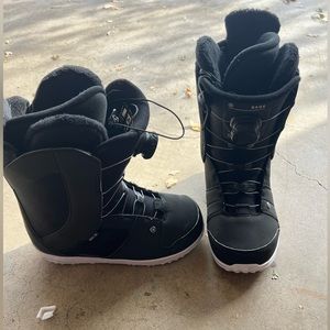 women’s Ride Sage snowboard boots size 9 (2023)